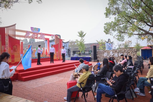 慧仁策略 古银杏树下传来讲演声，在“天然剧场”沉浸式听红色故事​